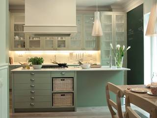 COCINA DE ESTILO BELGA LACADA EN VERDE, CON PLANCHADOR ANEJO, DEULONDER arquitectura domestica DEULONDER arquitectura domestica Cozinhas clássicas