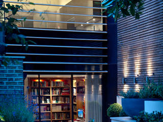 ​Garden Terrace at Newton Road House in the evening. Nash Baker Architects Ltd Modern balcony, veranda & terrace