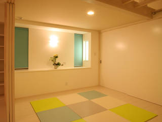リビングルーム （ベッドコーナ ロフト付） 吉田設計＋アトリエアジュール モダンスタイルの寝室