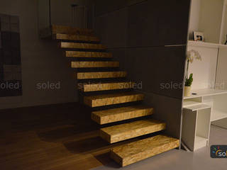 Wiszące schody z oświetleniem LED - SOLED, SOLED Projekty i Dekoracje Świetlne Jacek Solka SOLED Projekty i Dekoracje Świetlne Jacek Solka Modern corridor, hallway & stairs