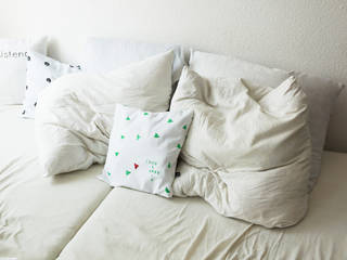 Weißes Kissen mit grünen Dreiecken, Personalisierbar, mit Namen, LeBoer LeBoer 미니멀리스트 침실 면 빨강