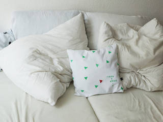 Weißes Kissen mit grünen Dreiecken, Personalisierbar, mit Namen, LeBoer LeBoer 미니멀리스트 침실 면 빨강