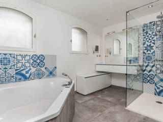 Salle de bains et carreaux ciment bleus, Pixcity Pixcity ŁazienkaWanny i prysznice