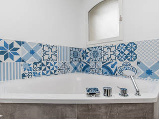 Salle de bains et carreaux ciment bleus, Pixcity Pixcity ŁazienkaWanny i prysznice