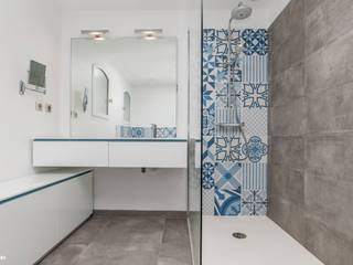 Salle de bains et carreaux ciment bleus, Pixcity Pixcity BañosBañeras y duchas