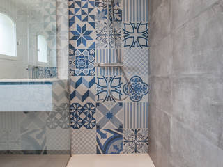 Salle de Bains et Carreaux Ciment Bleus, Pixcity Pixcity حمام دوش وأحواض إستحمام