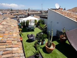 Attico vista castello medievale, Bureau69 Architects Bureau69 Architects Balcone, Veranda & Terrazza in stile moderno