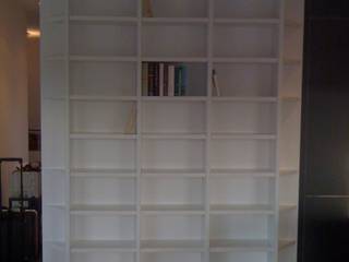 Bücherregale lackiert, ARTfischer Die Möbelmanufaktur. ARTfischer Die Möbelmanufaktur. Modern living room Engineered Wood Transparent