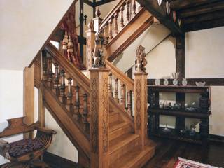 Carved Oak Staircase, Stuart Interiors Stuart Interiors Balkon, Beranda & Teras Klasik Parket Multicolored