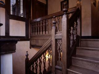Carved Oak Staircase, Stuart Interiors Stuart Interiors クラシックデザインの テラス 無垢材 多色