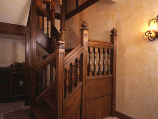 Carved Oak Staircase, Stuart Interiors Stuart Interiors Balkon, Beranda & Teras Klasik Parket Multicolored