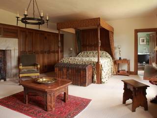 Master Bedroom with four poster bed & panelled wardrobe Stuart Interiors Classic style bedroom Solid Wood Multicolored Beds & headboards