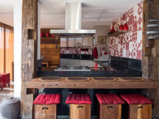 Cobertura na Asa Norte, Carpaneda & Nasr Carpaneda & Nasr Cocinas de estilo ecléctico Rojo Mesas, sillas y bancos