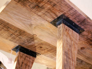 Mesa de pino de acabado rustico, Amato Sole Amato Sole Comedores de estilo rústico Madera maciza Multicolor