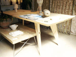 Mesa de pino con canto biselado, Amato Sole Amato Sole Comedores de estilo minimalista Madera maciza Multicolor