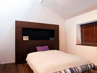 本格的なバーを備えた大人のプライベート空間, QUALIA QUALIA Modern Bedroom