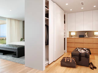 CASA ÉQUER, Molins Design Molins Design Walk in closets de estilo mediterráneo Madera Blanco