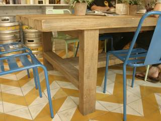 Mesa con vigas de madera recicladas , Amato Sole Amato Sole Comedores de estilo mediterráneo Madera maciza Multicolor
