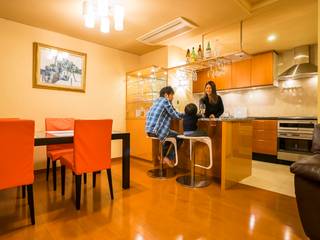 家族の絆が深まるバーカウンターを備えた都心のタワーマンション, QUALIA QUALIA Cocinas modernas: Ideas, imágenes y decoración