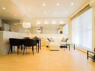 ベネツィアンモザイクタイルが映えるホワイトを基調とした上品な空間, QUALIA QUALIA Modern Living Room