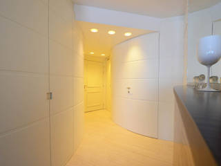 appartement roquebrune cap martin , kmmarchitecture kmmarchitecture Modern corridor, hallway & stairs لکڑی Wood effect