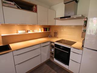 Kleine Küche in Eiche Weiß, Schreinerei Möbel - Holzsport Häupler Schreinerei Möbel - Holzsport Häupler Modern Kitchen Wood Wood effect