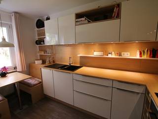 Kleine Küche in Eiche Weiß, Schreinerei Möbel - Holzsport Häupler Schreinerei Möbel - Holzsport Häupler Modern Kitchen Engineered Wood Transparent