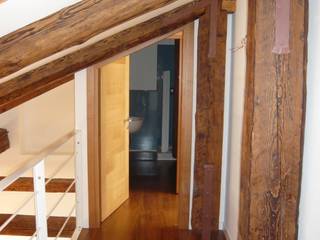 unità residenziale a venezia, studi di progettazione riuniti studi di progettazione riuniti Rustic style corridor, hallway & stairs
