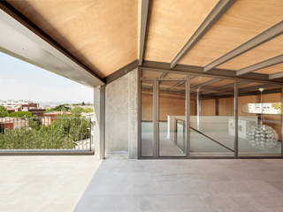 HOUSE FOR A MUSICIAN AND A DANCER, Alex Gasca, architects. Alex Gasca, architects. Modern balcony, veranda & terrace