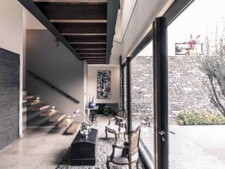 CASA OLIVOS, Loyola Arquitectos Loyola Arquitectos الممر الحديث، المدخل و الدرج