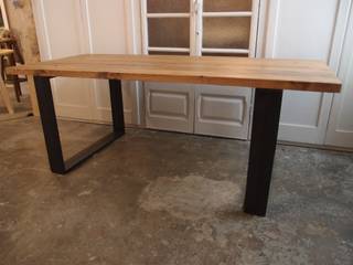 Mesa con sobre de madera y patas cerradas inferiormente, Amato Sole Amato Sole Comedores de estilo moderno