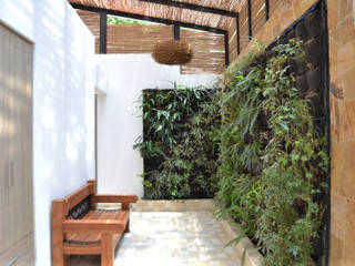 CASA DEL BOSQUE, ESTUDIO DUSSAN ESTUDIO DUSSAN Minimalist corridor, hallway & stairs