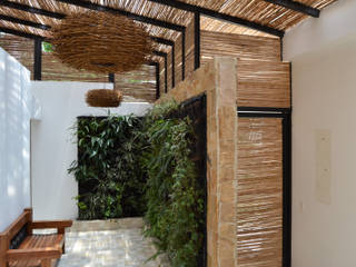 CASA DEL BOSQUE, ESTUDIO DUSSAN ESTUDIO DUSSAN Minimalist corridor, hallway & stairs