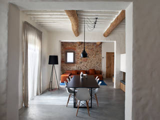 Bella casa in stile orientale: Funzionalità e Storia in un unico luogo, MIDE architetti MIDE architetti Rustic style living room