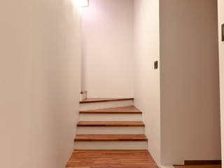 k씨 주택, THE JK THE JK Modern corridor, hallway & stairs