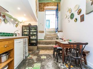 Prédio Turístico em Santa Catarina, Lisboa, alma portuguesa alma portuguesa Eclectic style kitchen