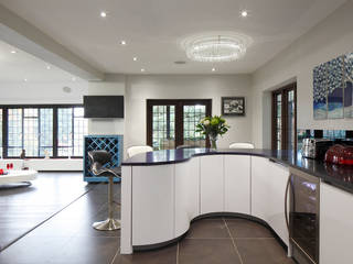 Luxury Modern Cottage Buckinghamshire, Quirke McNamara Quirke McNamara Modern kitchen White