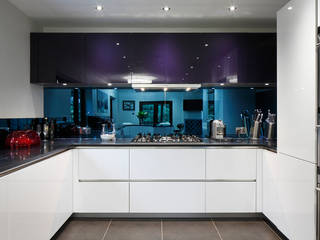 Luxury Modern Cottage Buckinghamshire, Quirke McNamara Quirke McNamara Minimalist kitchen White