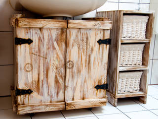 Vintage look Waschtischunterschrank , Emili Airbrush Emili Airbrush Country style bathrooms Wood Wood effect