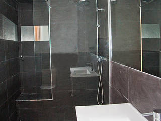 Reforma de vivienda en el Poble Nou de Barcelona, Grupo Inventia Grupo Inventia Industrial style bathroom Tiles