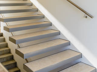 Kragstufentreppe Jena, Nautilus Treppen GmbH&Co.KG Nautilus Treppen GmbH&Co.KG Modern Corridor, Hallway and Staircase