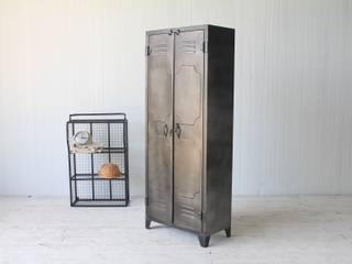 Iron Cupboard, 올오브더빈티지 (all of the vintage) 올오브더빈티지 (all of the vintage) Industrial style living room