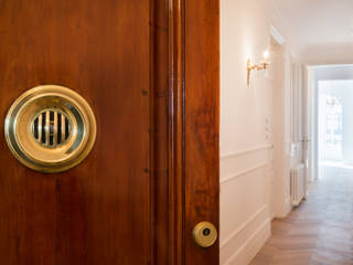 Reforma integral en Eixample, Global Projects Global Projects Classic style corridor, hallway and stairs