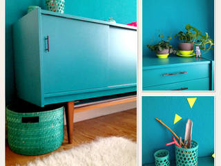 Petroles Sideboard vor petroler Wand, LYBSTES. LYBSTES. Спальня в эклектичном стиле Дерево Бирюзовый