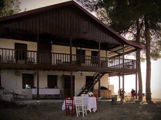 Tarsus Amerikan Koleji Yayla Evi , Mimar Damla Demircioğlu Mimar Damla Demircioğlu Balcone, Veranda & Terrazza in stile rurale