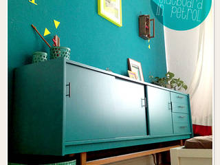 Petroles Sideboard vor petroler Wand, LYBSTES. LYBSTES. Eclectische slaapkamers Hout Hout