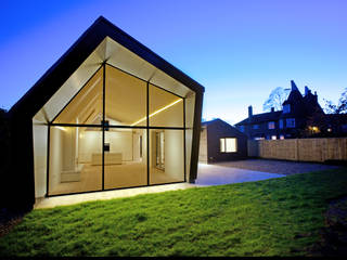 Rear elevation of ​Bourne Lane eco-house in Kent at twilight Nash Baker Architects Ltd Modern houses Glass Black
