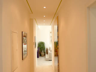 Appartamento con scorcio sul lago di Lugano, DF Design DF Design Modern corridor, hallway & stairs