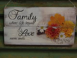 Elegantes Holzschild mit Spruch "Family", Meriland-Iris Meruna Meriland-Iris Meruna Walls لکڑی Wood effect