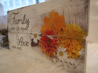 Elegantes Holzschild mit Spruch "Family", Meriland-Iris Meruna Meriland-Iris Meruna Walls لکڑی Wood effect